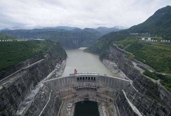 至2018年底，我國水電總裝機容量約3.5億千瓦、年發電量約1.2萬億千瓦時